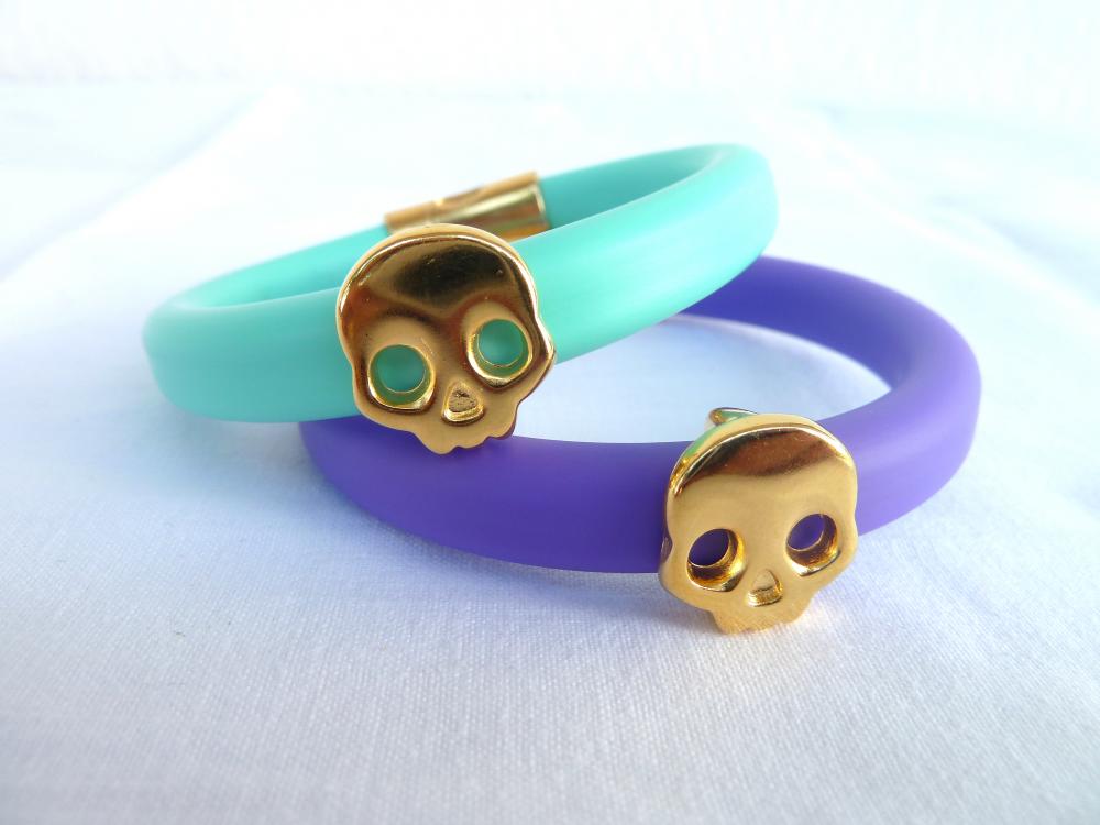 Mint/or Purple Oval Rubber Bracelet With Gold Plated Skull And Clasp on Luulla